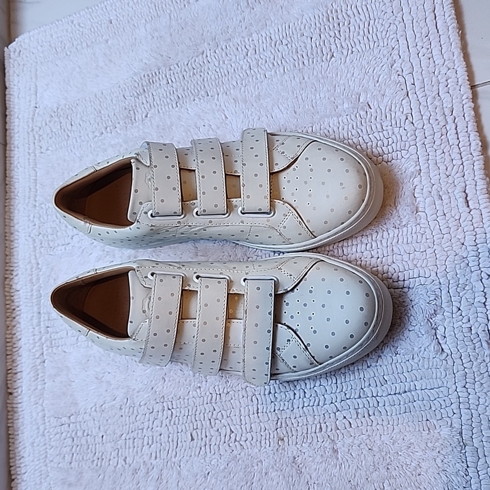 Woman's shoes